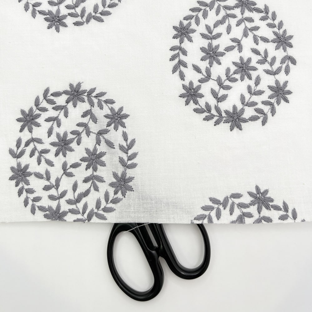 あじさい 刺しゅう キャンブリック生地｜花柄 刺繍 コットンキャンブリック(ホワイト×グレー刺繍)