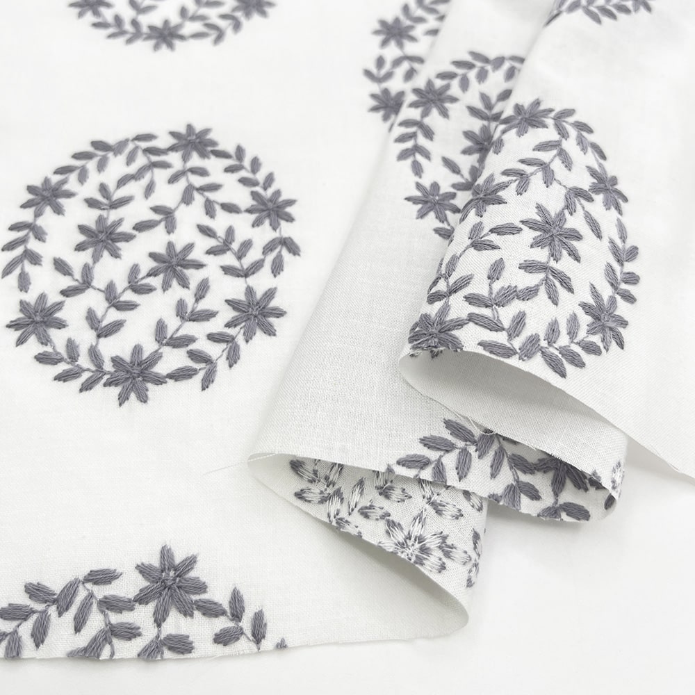 あじさい 刺しゅう キャンブリック生地｜花柄 刺繍 コットンキャンブリック(ホワイト×グレー刺繍)