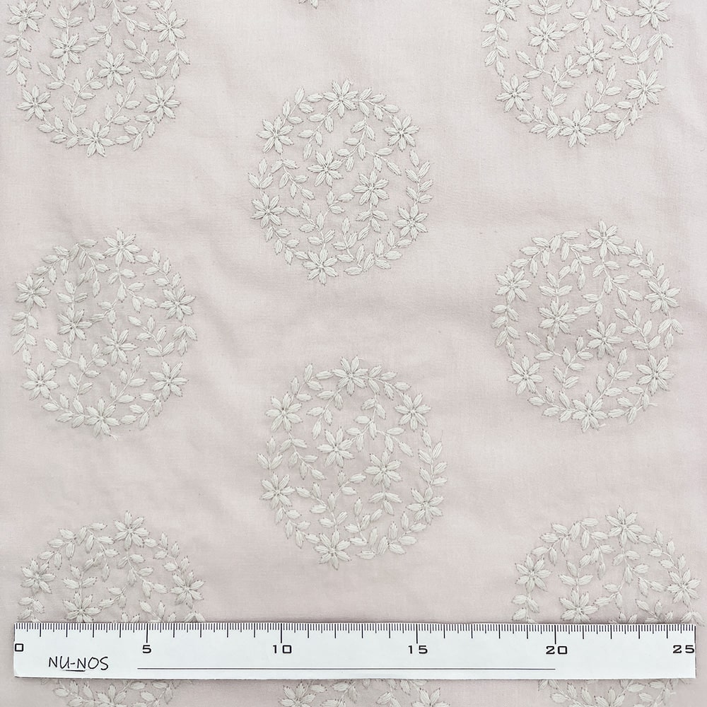 あじさい 刺しゅう キャンブリック生地|花柄 刺繍 コットンキャンブリック(ピンクベージュ×シルバーホワイト刺繍)