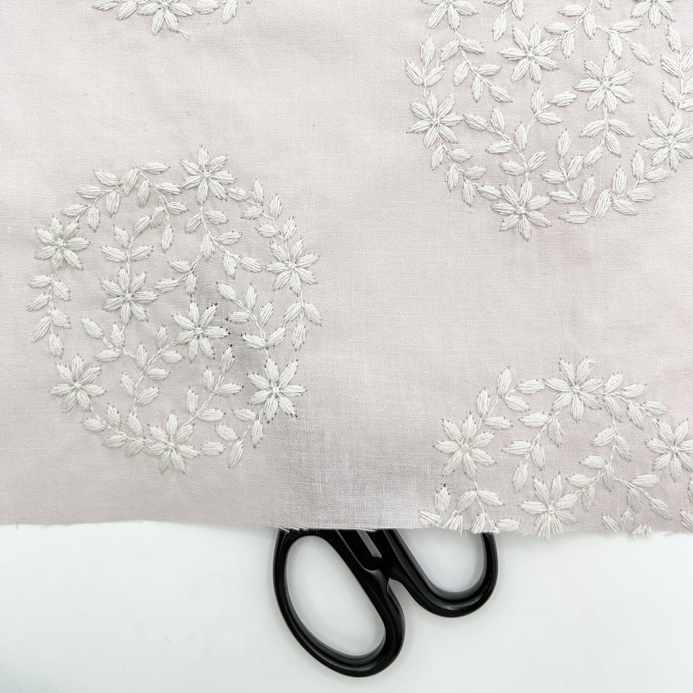 あじさい 刺しゅう キャンブリック生地|花柄 刺繍 コットンキャンブリック(ピンクベージュ×シルバーホワイト刺繍)