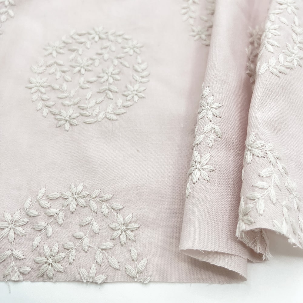 あじさい 刺しゅう キャンブリック生地|花柄 刺繍 コットンキャンブリック(ピンクベージュ×シルバーホワイト刺繍)