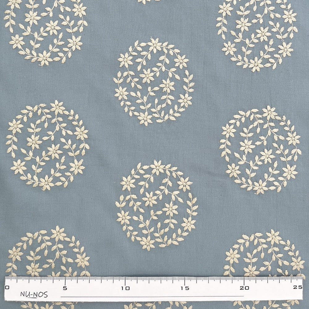 あじさい 刺しゅう キャンブリック生地｜花柄 刺繍 コットンキャンブリック(スモークブルー×ナチュラル刺繍)