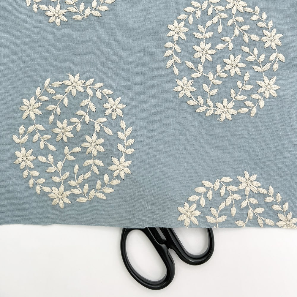 あじさい 刺しゅう キャンブリック生地｜花柄 刺繍 コットンキャンブリック(スモークブルー×ナチュラル刺繍)