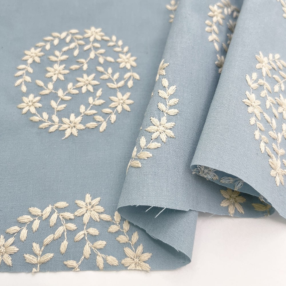 あじさい 刺しゅう キャンブリック生地｜花柄 刺繍 コットンキャンブリック(スモークブルー×ナチュラル刺繍)