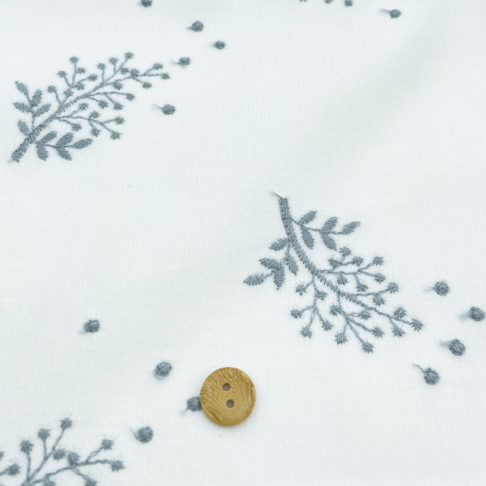 コーデュロイ｜mimosa刺しゅう ニュアンスカラー シャツコール (ホワイト×フレンチグレイ刺繍)