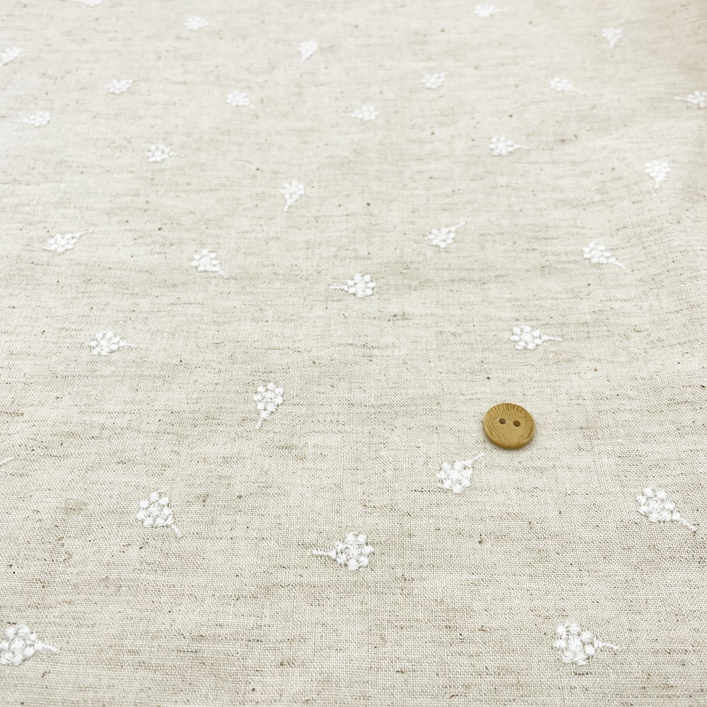 木の実刺しゅう コットンリネンシーチング生地 (ナチュラル)|綿麻 刺繍