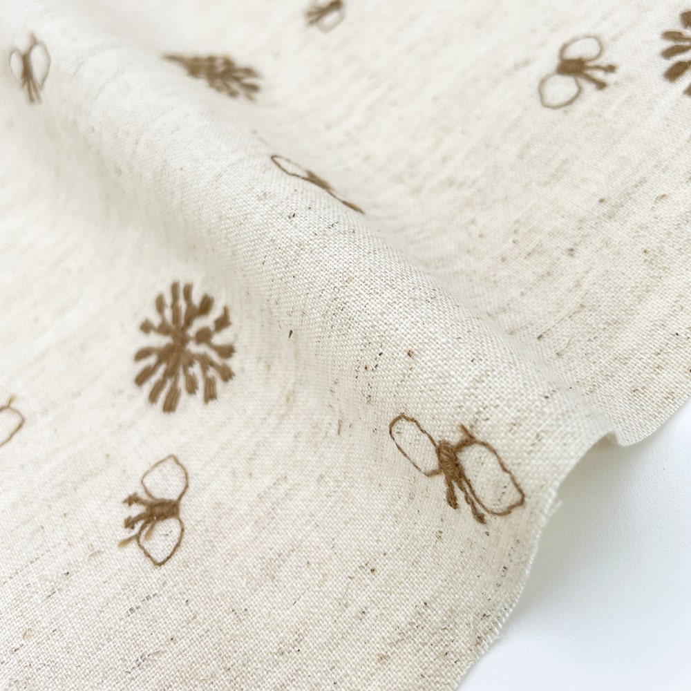 ちょうちょと花 刺しゅう コットンリネンシーチング生地 (ナチュラル×カフェオレ刺繍)