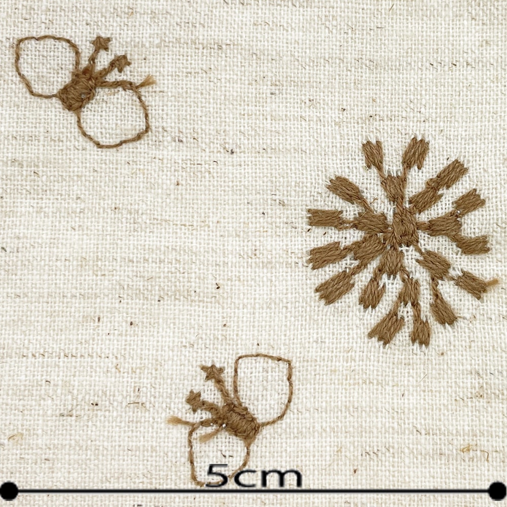 ちょうちょと花 刺しゅう コットンリネンシーチング生地 (ナチュラル×カフェオレ刺繍)