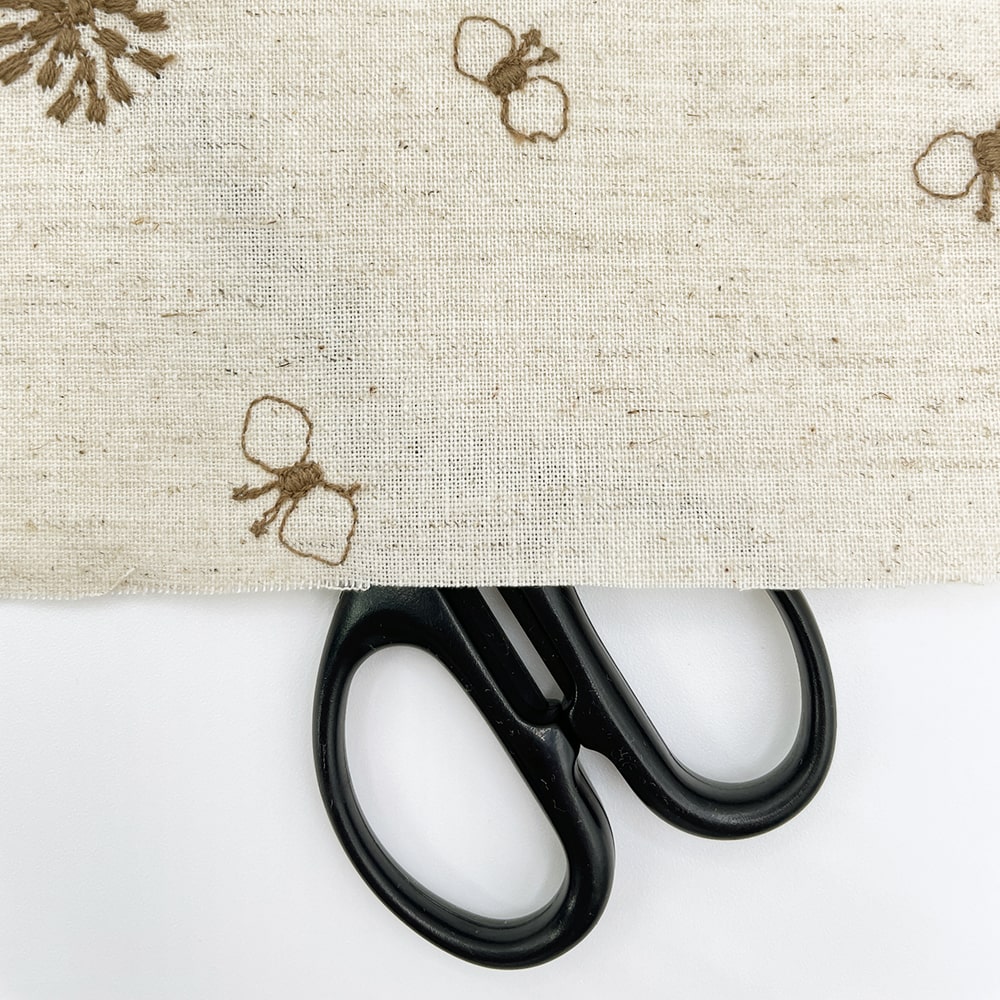 ちょうちょと花 刺しゅう コットンリネンシーチング生地 (ナチュラル×カフェオレ刺繍)