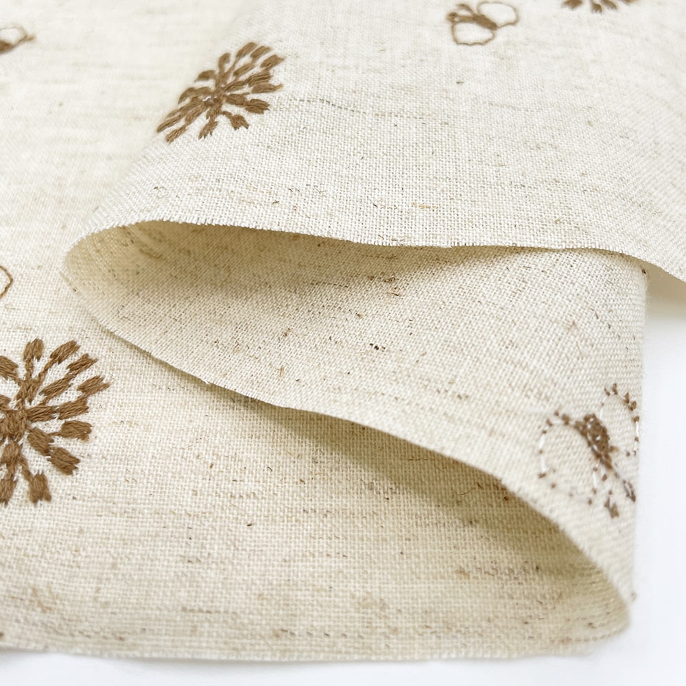 ちょうちょと花 刺しゅう コットンリネンシーチング生地 (ナチュラル×カフェオレ刺繍)