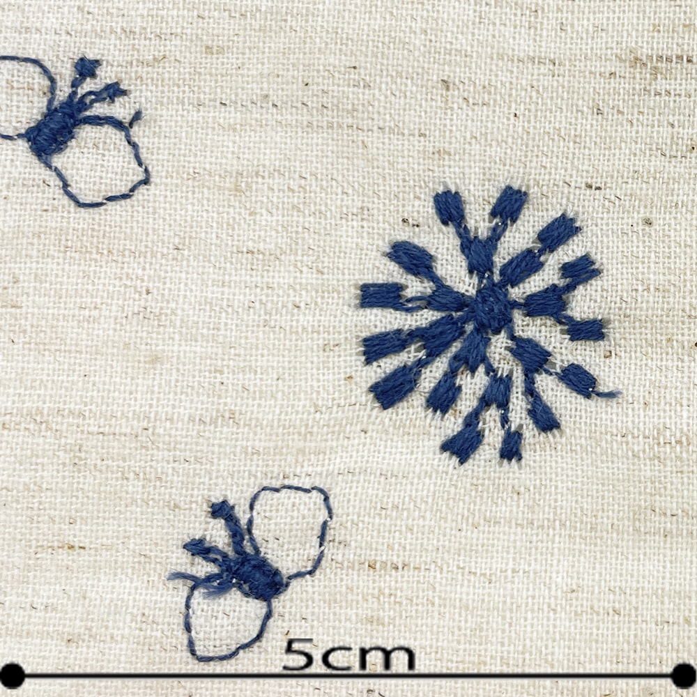 ちょうちょと花 刺しゅう コットンリネンシーチング生地 (ナチュラル×インディゴ刺繍)