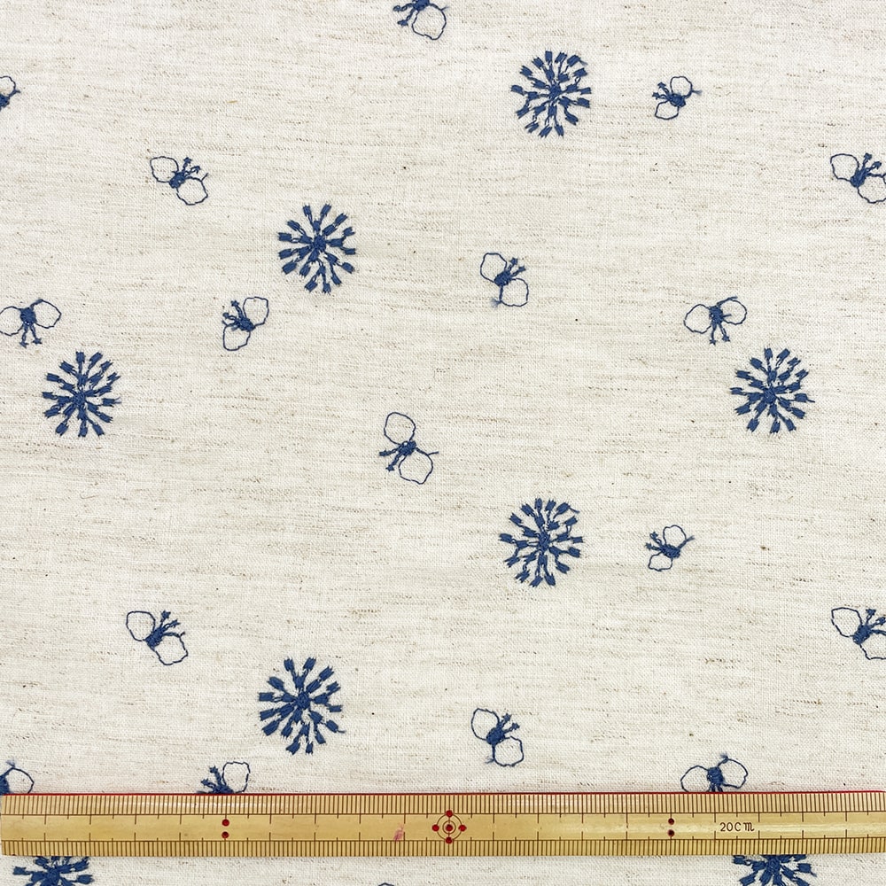ちょうちょと花 刺しゅう コットンリネンシーチング生地 (ナチュラル×インディゴ刺繍)