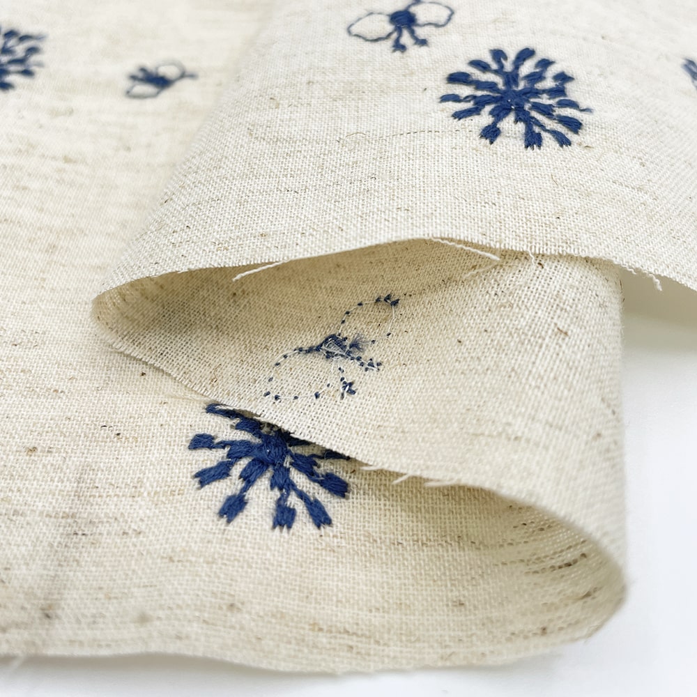 ちょうちょと花 刺しゅう コットンリネンシーチング生地 (ナチュラル×インディゴ刺繍)