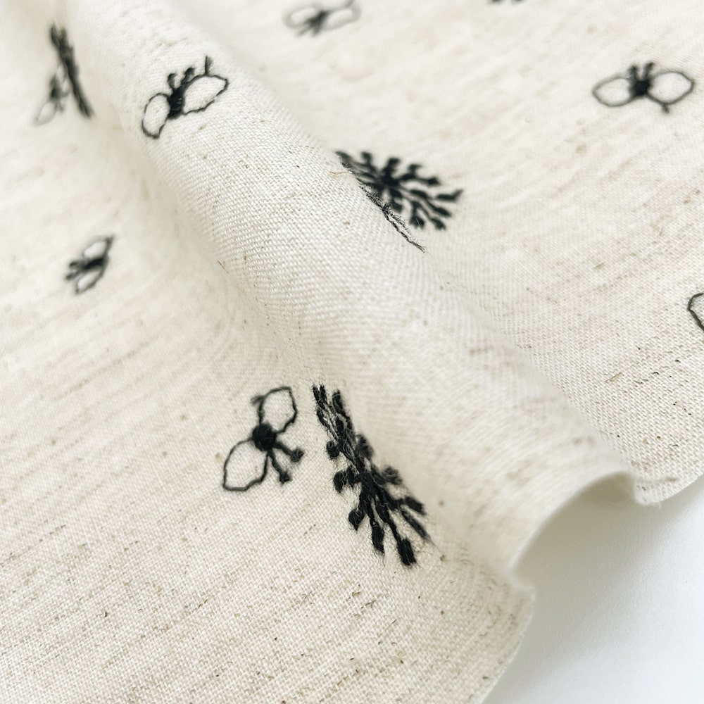 ちょうちょと花 刺しゅう コットンリネンシーチング生地 (ナチュラル×ブラック刺繍)