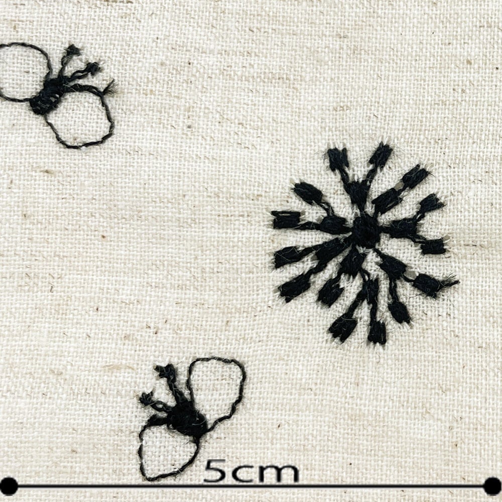 ちょうちょと花 刺しゅう コットンリネンシーチング生地 (ナチュラル×ブラック刺繍)