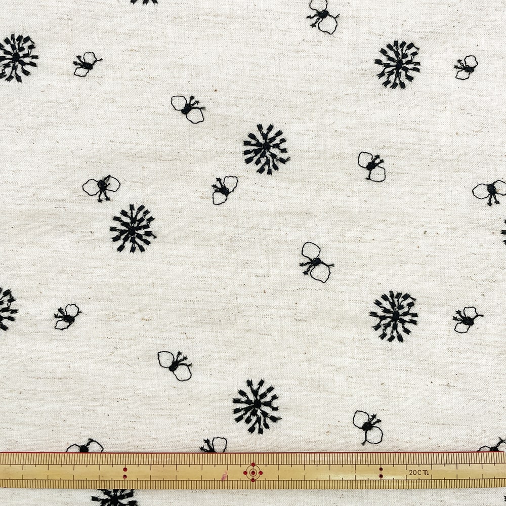 ちょうちょと花 刺しゅう コットンリネンシーチング生地 (ナチュラル×ブラック刺繍)