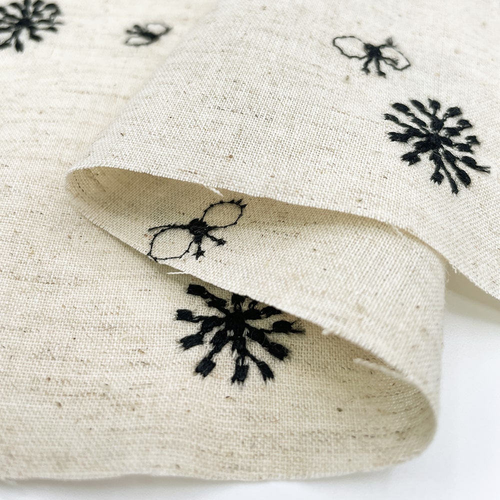ちょうちょと花 刺しゅう コットンリネンシーチング生地 (ナチュラル×ブラック刺繍)