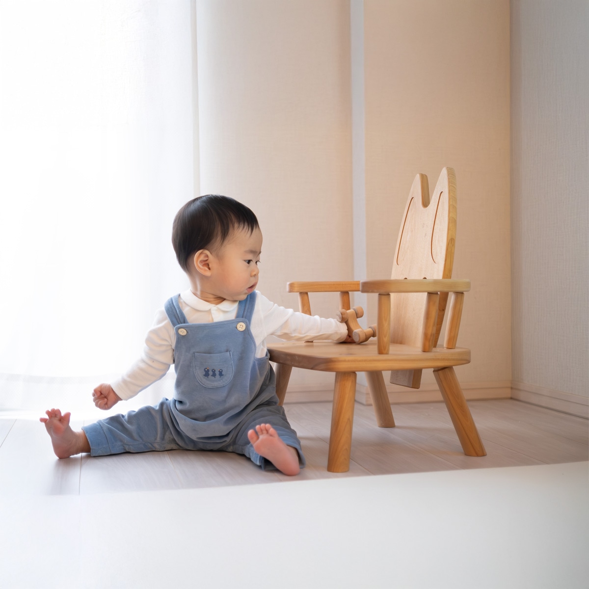 ひじ付ウサギイス 【無垢の木で作った、かわいいウサギのひじ付き