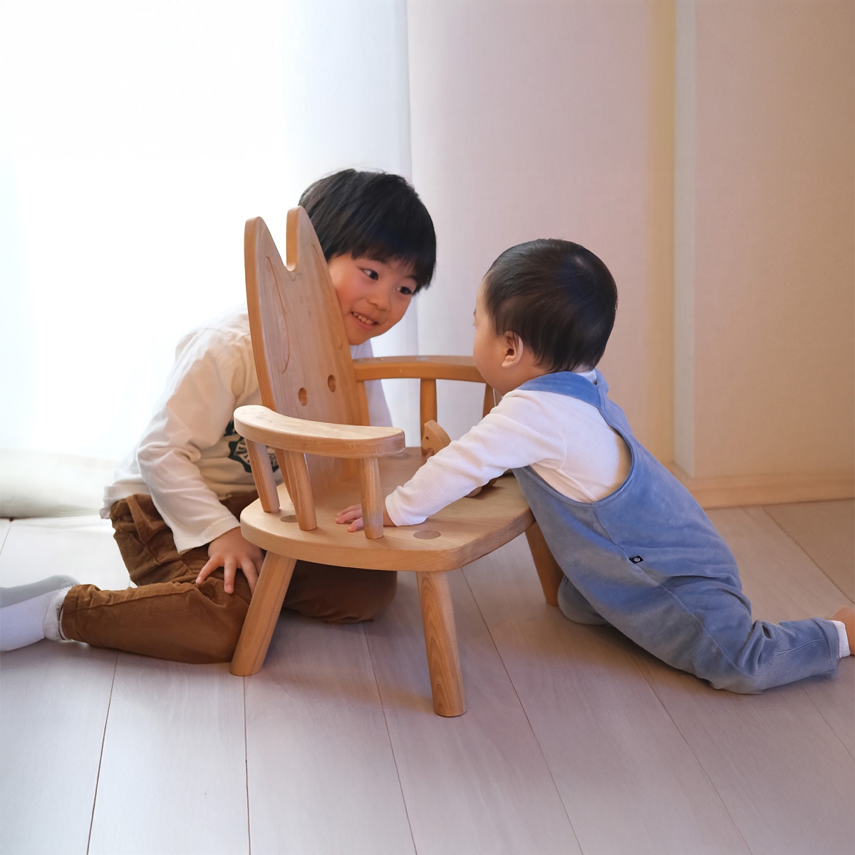 ひじ付ウサギイス 【無垢の木で作った、かわいいウサギのひじ付き