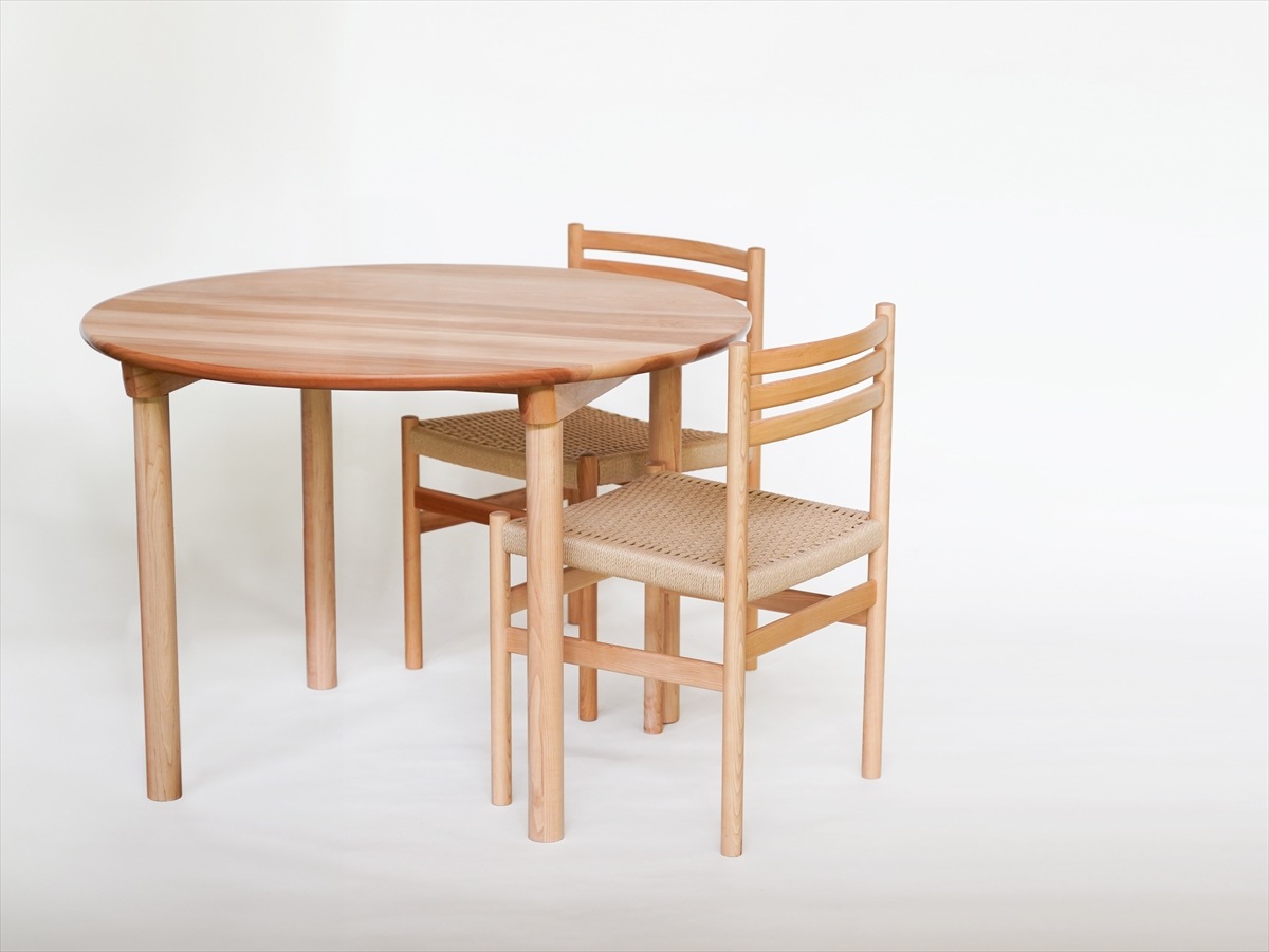 飛騨の家具] Egret丸テーブル 100cm 国産アサダ無垢材｜オークヴィレッジ