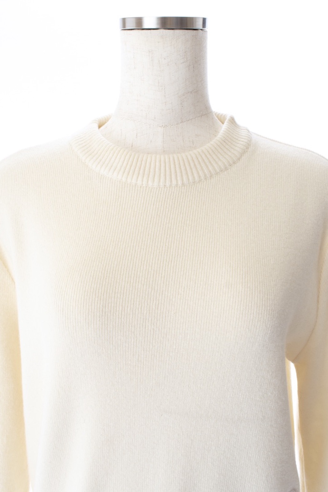 コンパクトロゴ刺繍ニット/ホワイト【残り3点】 | TOPS | OBLI