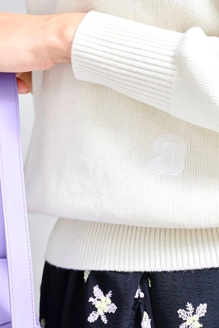 コンパクトロゴ刺繍ニット/ホワイト【残り3点】 | TOPS | OBLI