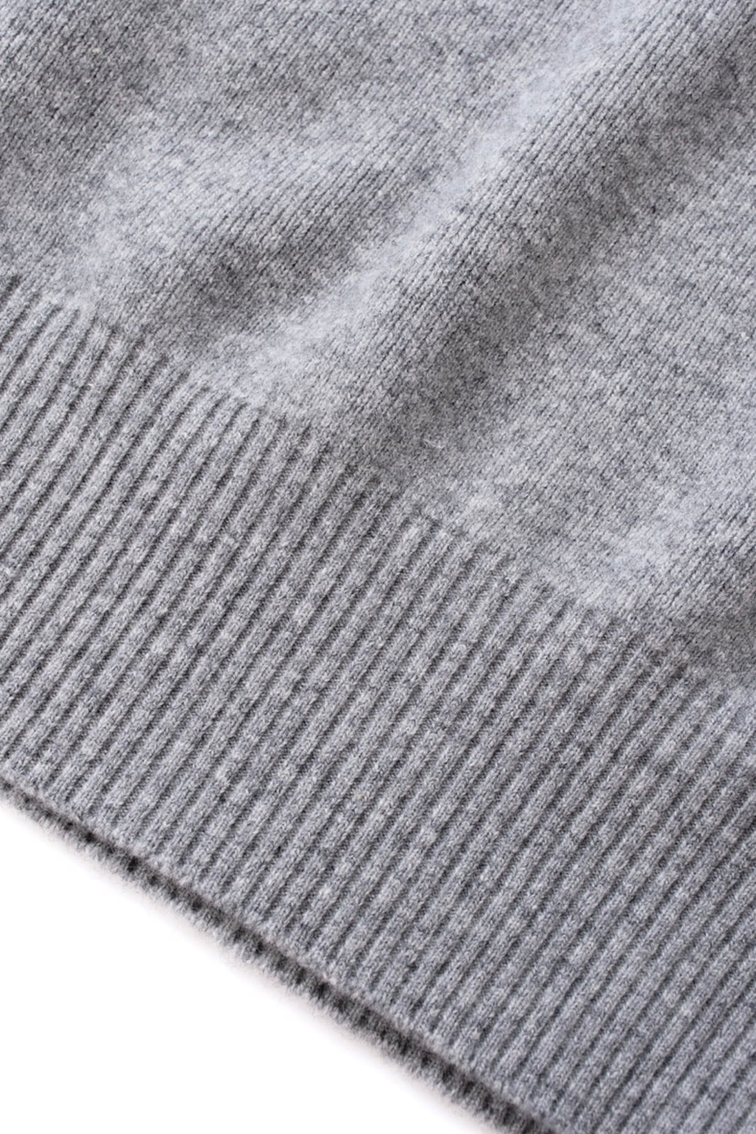 コンパクトロゴ刺繍ニット/グレー【残り1点】