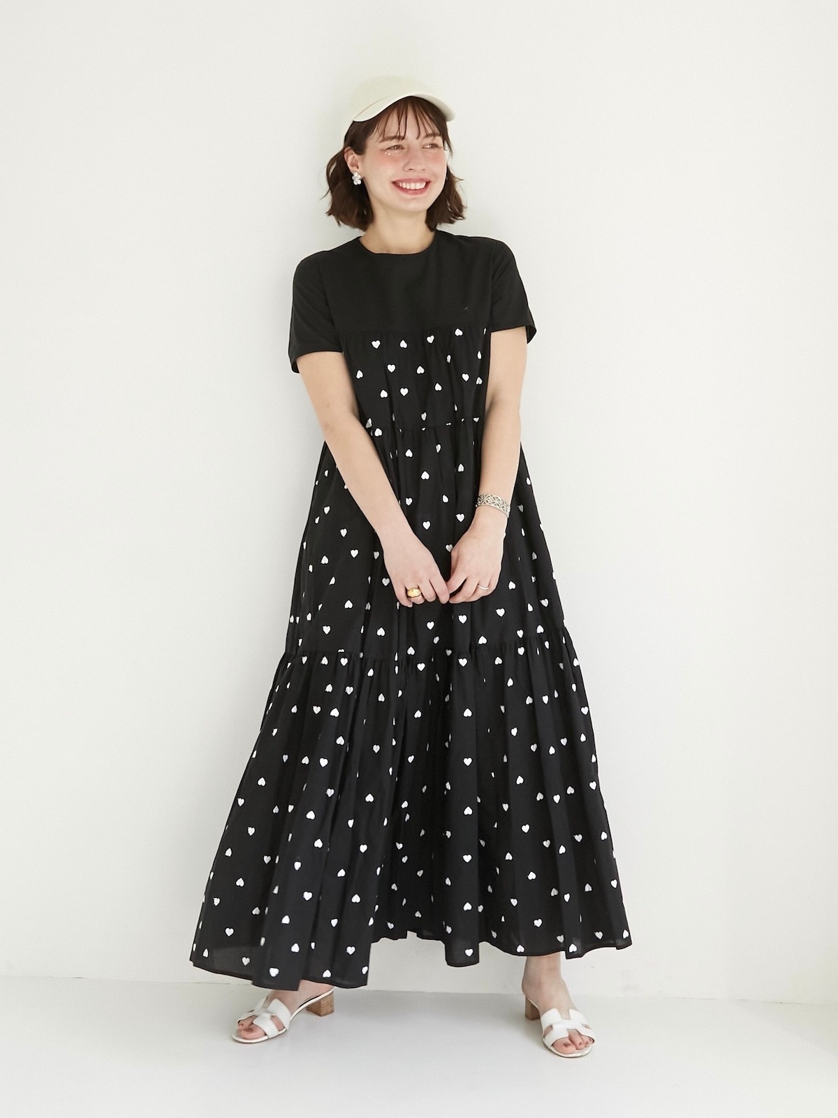 ハーフスリーブハート刺繍ティアードワンピース | DRESS | OBLI