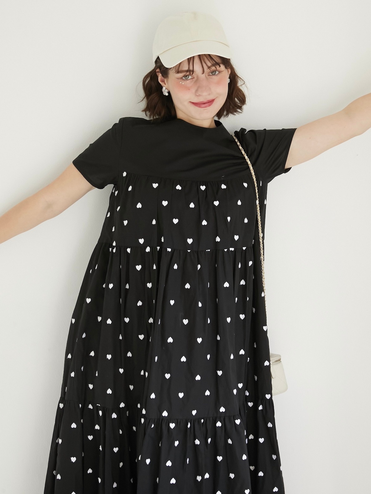 【OBLI】ふんわりシルエット　オブリ　ハート刺繍ティアードワンピース　黒　F ハート刺繍ティアードワンピース | DRESS | OBLI