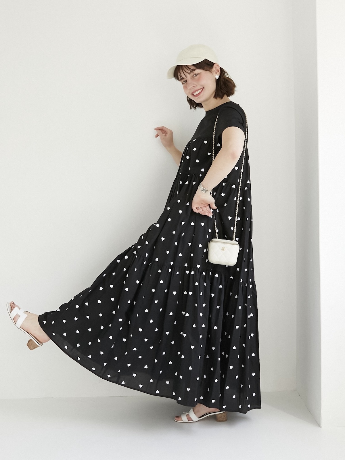 ハーフスリーブハート刺繍ティアードワンピース | DRESS | OBLI