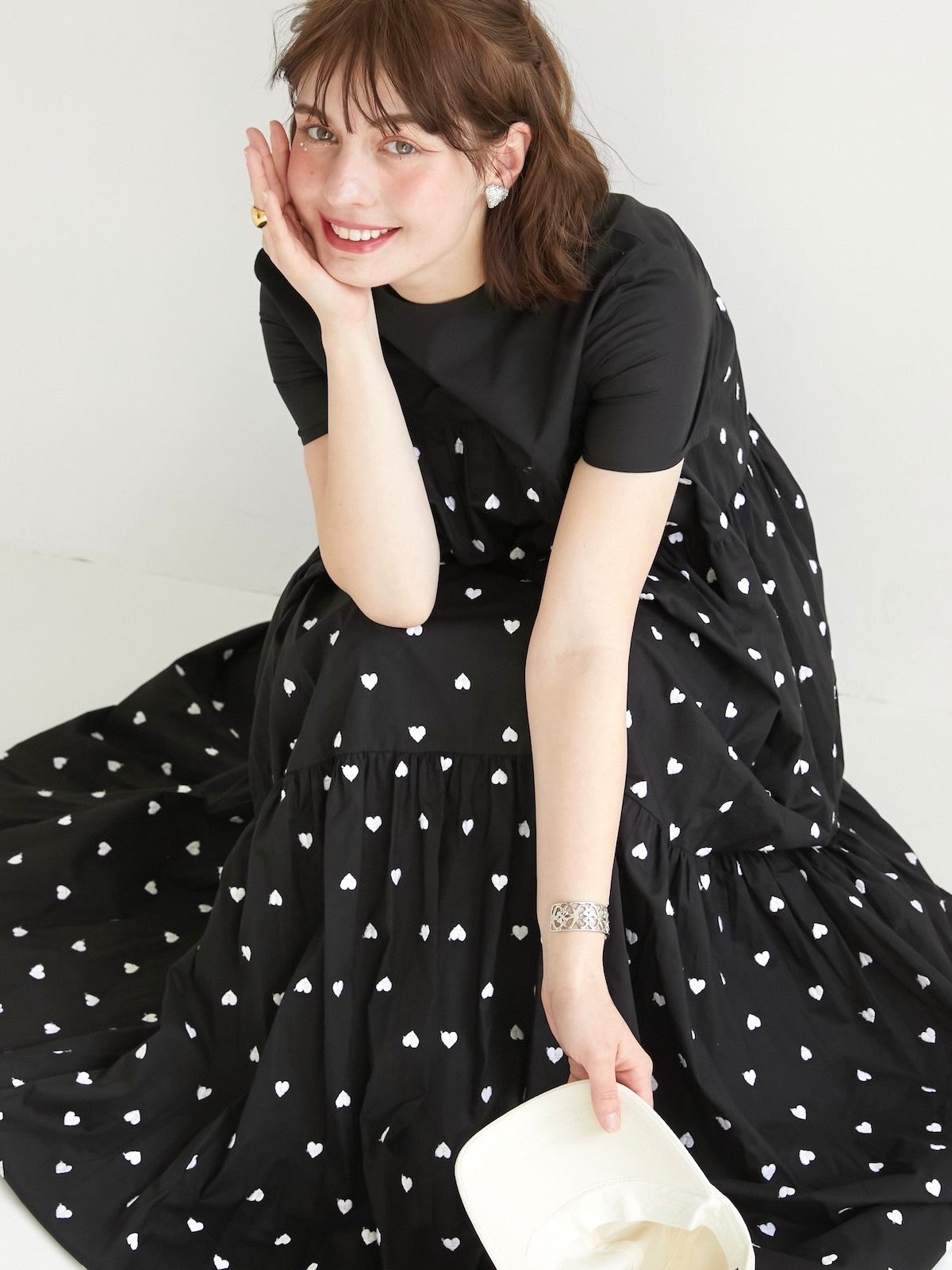 ハーフスリーブハート刺繍ティアードワンピース | DRESS | OBLI