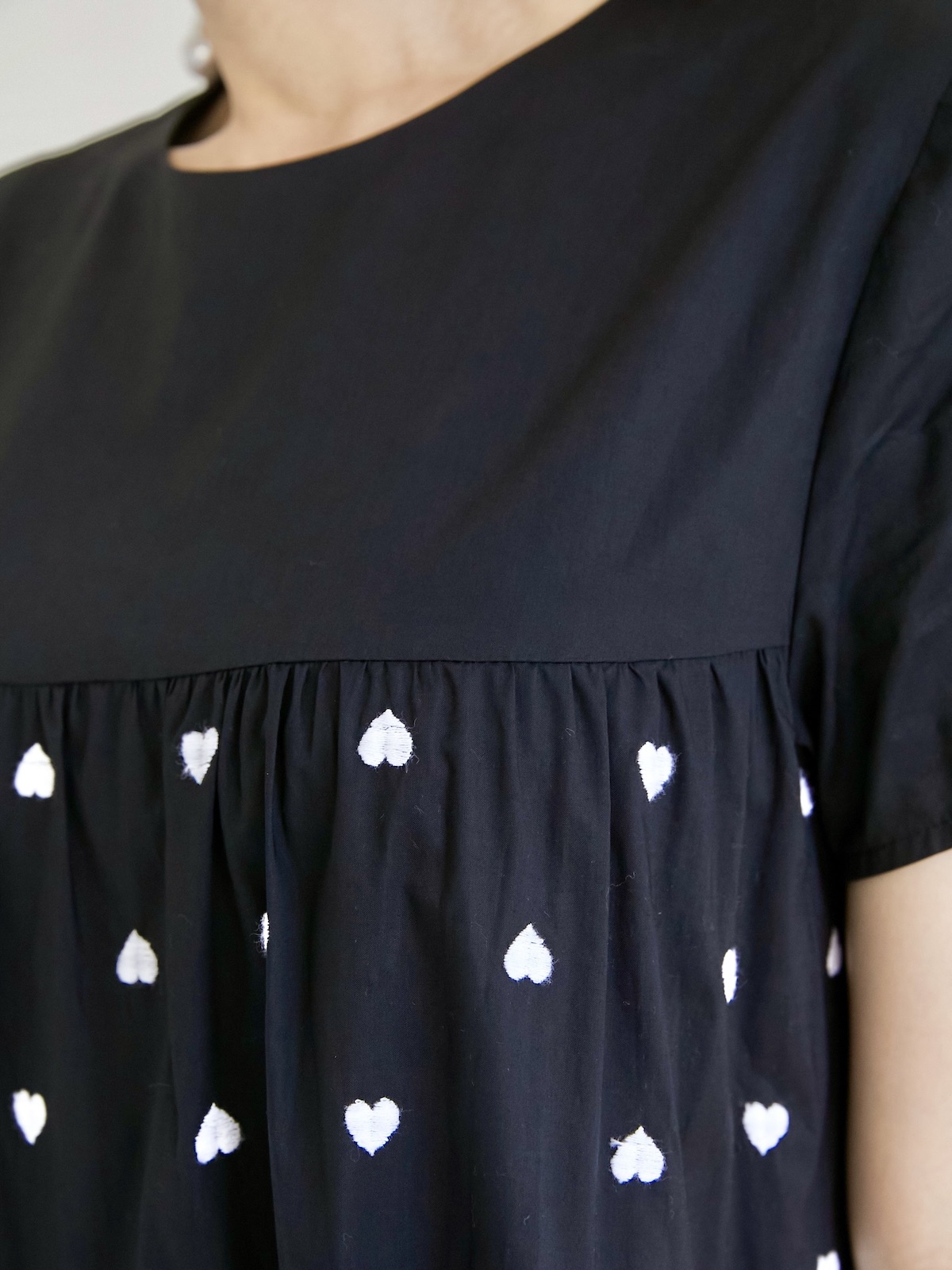 ハーフスリーブハート刺繍ティアードワンピース | DRESS | OBLI