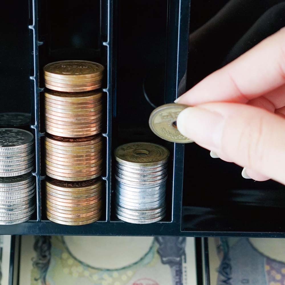 SALE〜【carl】手提げ金庫：キャッシュレス対応 Amazon | カール事務器(CARL) 手提げ金庫 キャッシュボックス そとレジ  キャッシュレス決済端末も収納できる手提げ金庫 A5 薄型 スリム ホワイト CB-8850-W | 会計用コインケース | 文房具・オフィス用品  りょう様カール ...