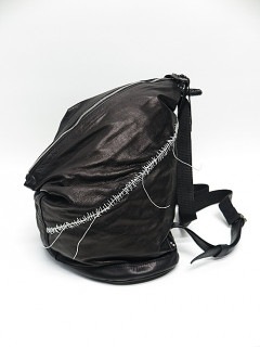 KMRii・ケムリ/Goat Skin Hand Stitch Triangle Backpack/BLK