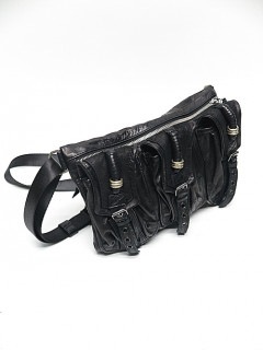 KMRii・ケムリ/Goat Skin Chrome Square Pouch/BLK