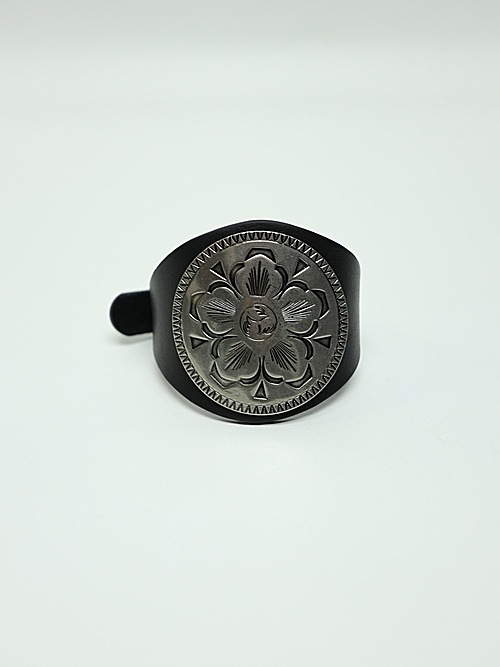 Ground Y�����饦��ɥ磻/COW LEATHER CONCHO BANGLE/BLACK