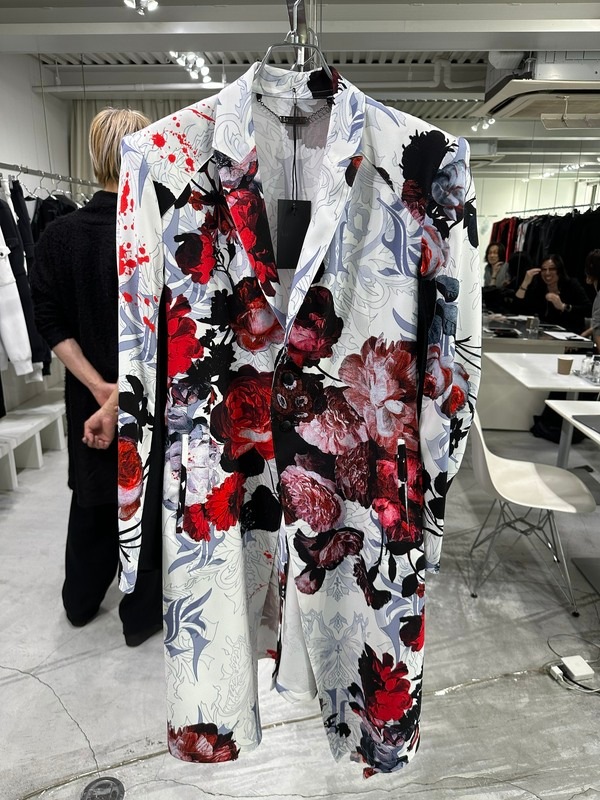 (ͽ���ʡ�9������10������ͽ��/kiryuyrik������奦����奦/Goth Flora Suede Satin Flare Jacket/White