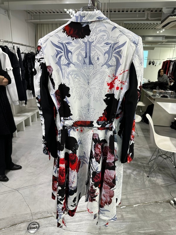 (ͽ���ʡ�9������10������ͽ��/kiryuyrik������奦����奦/Goth Flora Suede Satin Flare Jacket/White