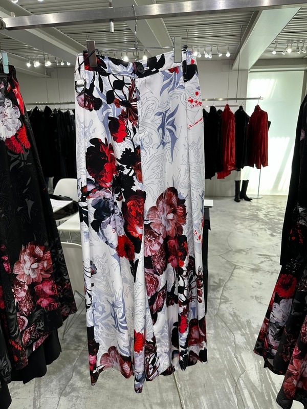 (ͽ���ʡ�9������10������ͽ��/kiryuyrik������奦����奦/Goth Flora Suede Satin Wide Tuck Slacks/White
