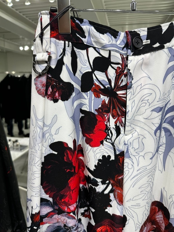 (ͽ���ʡ�9������10������ͽ��/kiryuyrik������奦����奦/Goth Flora Suede Satin Wide Tuck Slacks/White