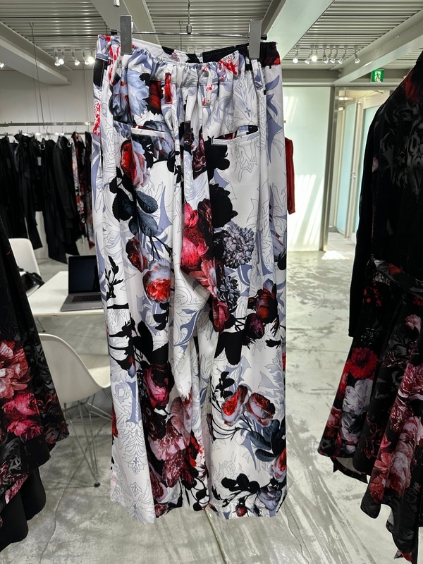 (ͽ���ʡ�9������10������ͽ��/kiryuyrik������奦����奦/Goth Flora Suede Satin Wide Tuck Slacks/White