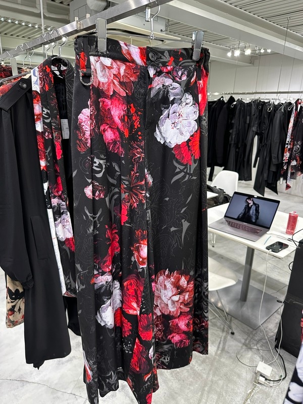 (ͽ���ʡ�9������10������ͽ��/kiryuyrik������奦����奦/Goth Flora Suede Satin Wide Tuck Slacks/Black