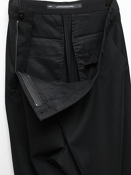 JULIUSꥦ/WOOL/VISCOSE CREPE TROUSERS4/BLACK