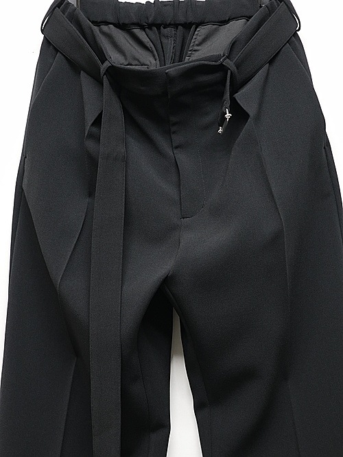 ATTACHMENT�������å�����/PE STRETCH DOUBLE CLOTH BELTED STRAIGHT TROUSERS/BLACK