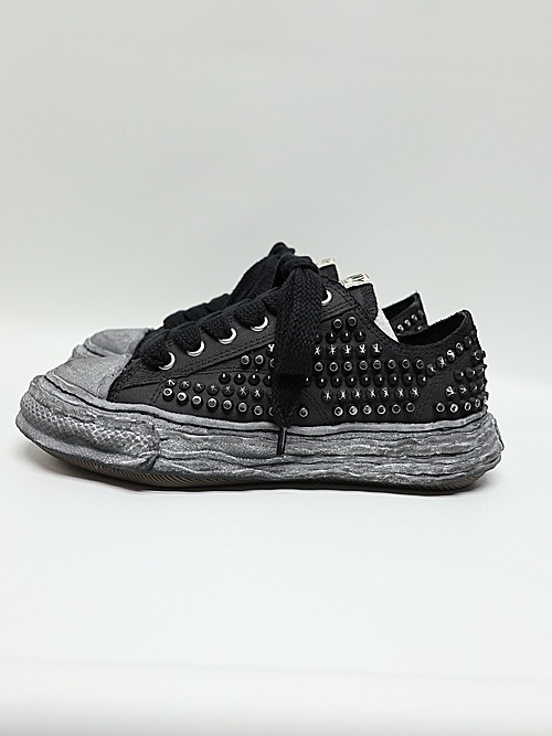 Maison MIHARA YASUHIROPETERSON 23 /Original Sole Studded Paint Canvas Low-Top Sneaker/BLK/BLK