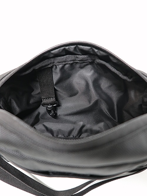 Ground Y�����饦��ɥ磻/NEWERA SHOULDER POUCH L GY LOGO BLK WHT/BLACK