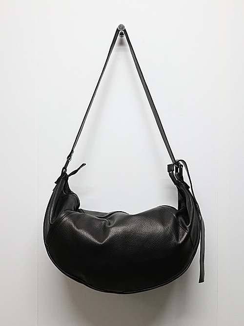 wjk֥른/big crescent moon bag/black