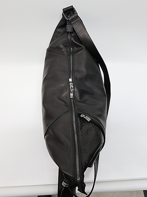 wjk֥른/big crescent moon bag/black