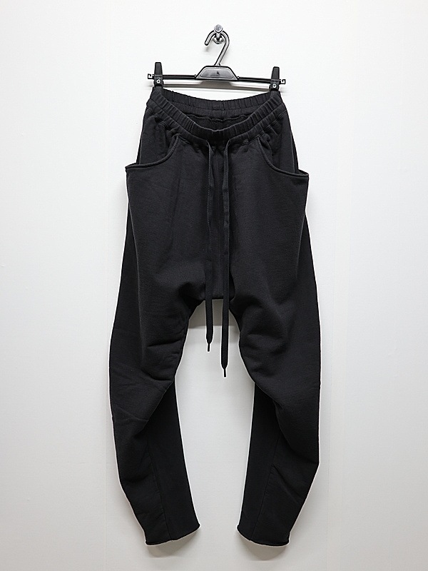 The Viridi-anne���� ������ǥ�����/SWEAT TAPERED PANTS/BLACK