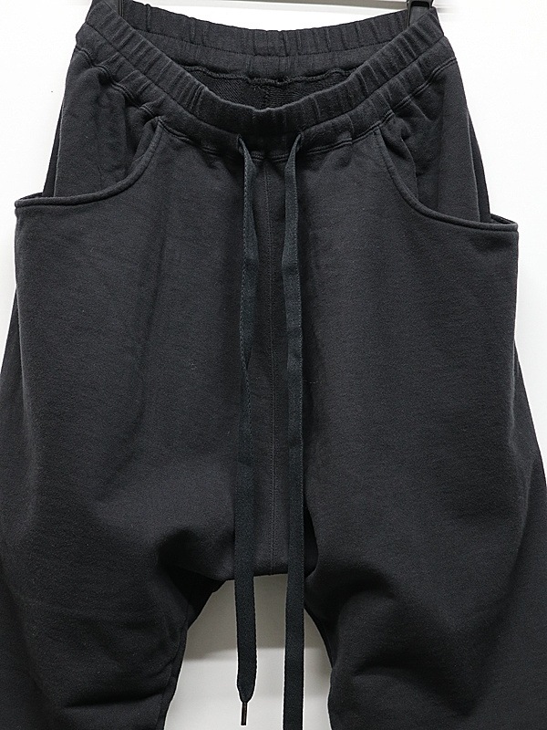 The Viridi-anne���� ������ǥ�����/SWEAT TAPERED PANTS/BLACK